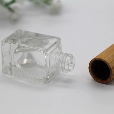 le chapeau en bambou de bouteille carrée de vernis à ongles composent la bouteille vide cosmétique de bouteille en verre