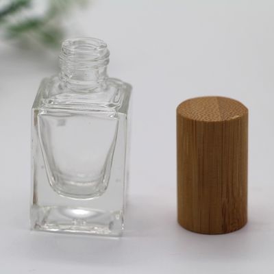 le chapeau en bambou de bouteille carrée de vernis à ongles composent la bouteille vide cosmétique de bouteille en verre
