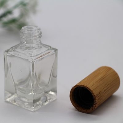 le chapeau en bambou de bouteille carrée de vernis à ongles composent la bouteille vide cosmétique de bouteille en verre