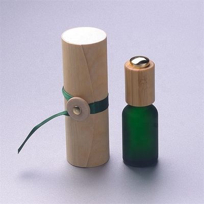 Bouteille en verre d'huile essentielle avec la boîte en bambou de compte-gouttes résistant en bambou d'enfant