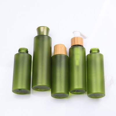 Emballage cosmétique en bambou de soins de la peau écologiques avec la bouteille verte d'ANIMAL FAMILIER