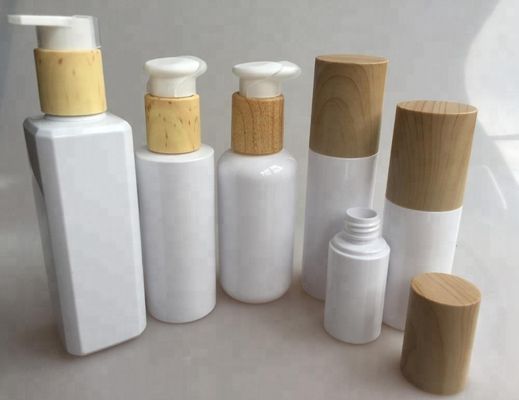 Le cosmétique en plastique d'ANIMAL FAMILIER place la bouteille d'eau de soins de la peau de bouteille avec le chapeau en bambou en bois