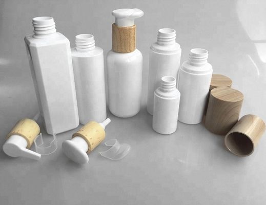 Le cosmétique en plastique d'ANIMAL FAMILIER place la bouteille d'eau de soins de la peau de bouteille avec le chapeau en bambou en bois