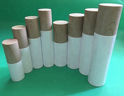 Le cosmétique en plastique d'ANIMAL FAMILIER place la bouteille d'eau de soins de la peau de bouteille avec le chapeau en bambou en bois