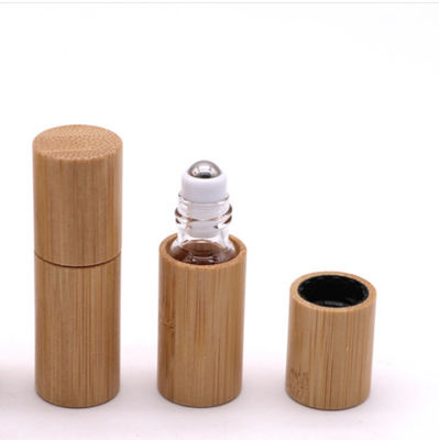 petit pain en bambou de bouteille de l'huile 15ml essentielle sur le verre à bouteilles avec le chapeau en bambou naturel