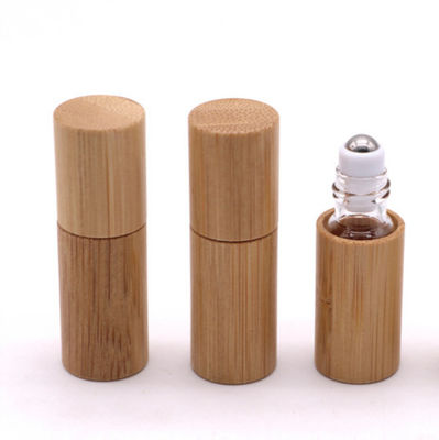 petit pain en bambou de bouteille de l'huile 15ml essentielle sur le verre à bouteilles avec le chapeau en bambou naturel