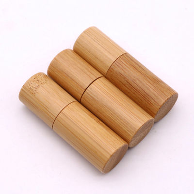 petit pain en bambou de bouteille de l'huile 15ml essentielle sur le verre à bouteilles avec le chapeau en bambou naturel