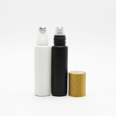 le petit pain cosmétique en bambou de 5ml 10ml sur les bouteilles en verre d'huile essentielle parfument adapté aux besoins du client