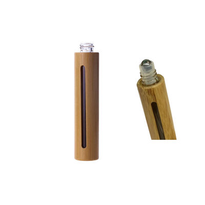 Bouteille cosmétique naturelle en verre d'huile essentielle avec le vrai rouleau en bambou en métal de chapeau